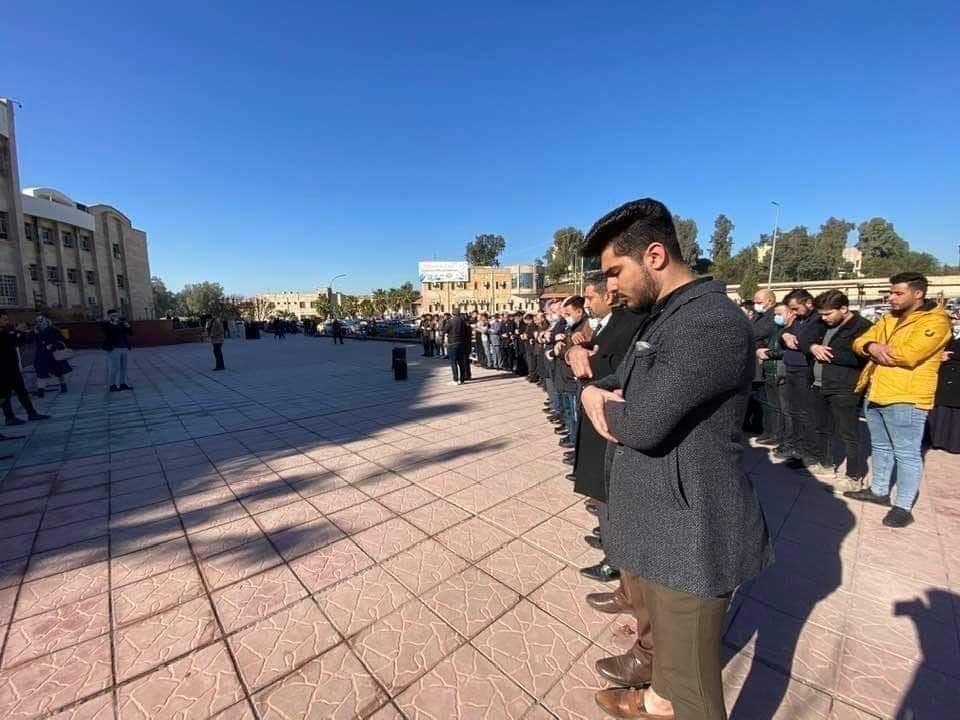 طلبة جامعة الموصل يقيمون صلاة الغائب على ارواح شهداء تفجيرات ساحة الطيران+(صور)