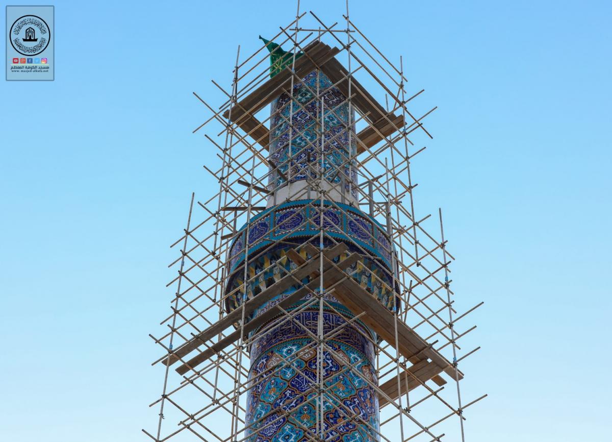 الملاكات الهندسية تبدأ بتذهيب منارتي صحن مسلم بن عقيل في الكوفة+(صور)