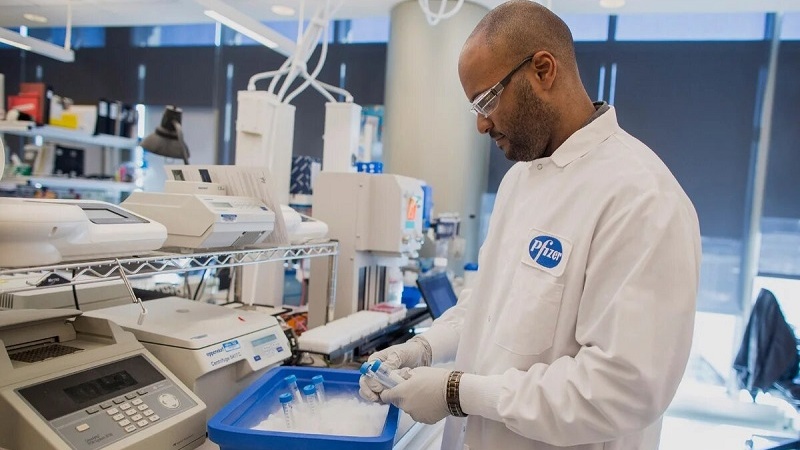 Гендиректор Pfizer признался, что не использовал собственную вакцину от COVID-19