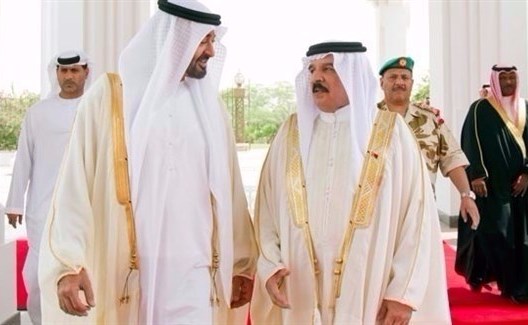 "ملك البحرين وولي عهد أبو ظبي" ينسقان لضرب المصالحة الخليجية