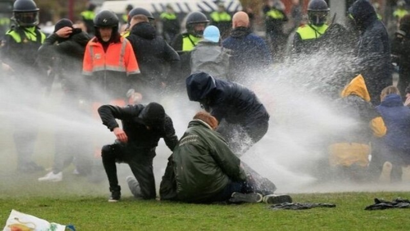 オランダの街頭で、市民と警察との衝突が継続
