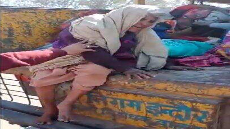 इंदौर में सफ़ाई के नाम पर इंसानियत को शर्मसार करने वाली घटना