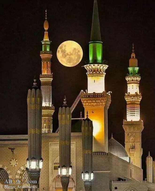 Moon aligns directly above Kaaba in Mecca’s Grand Mosque