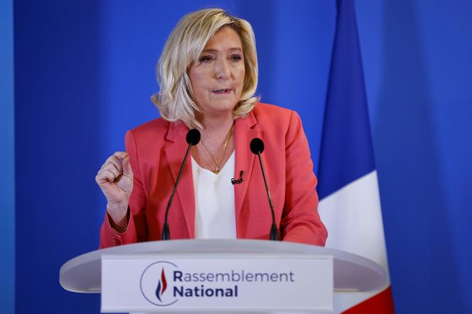 Marine Le Pen propose l’interdiction du voile dans les espaces publics