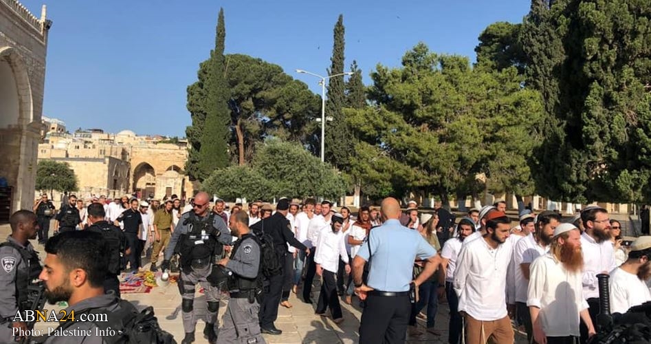 Dozens of fanatic Jewish settlers defile al-Aqsa Mosque under police guard