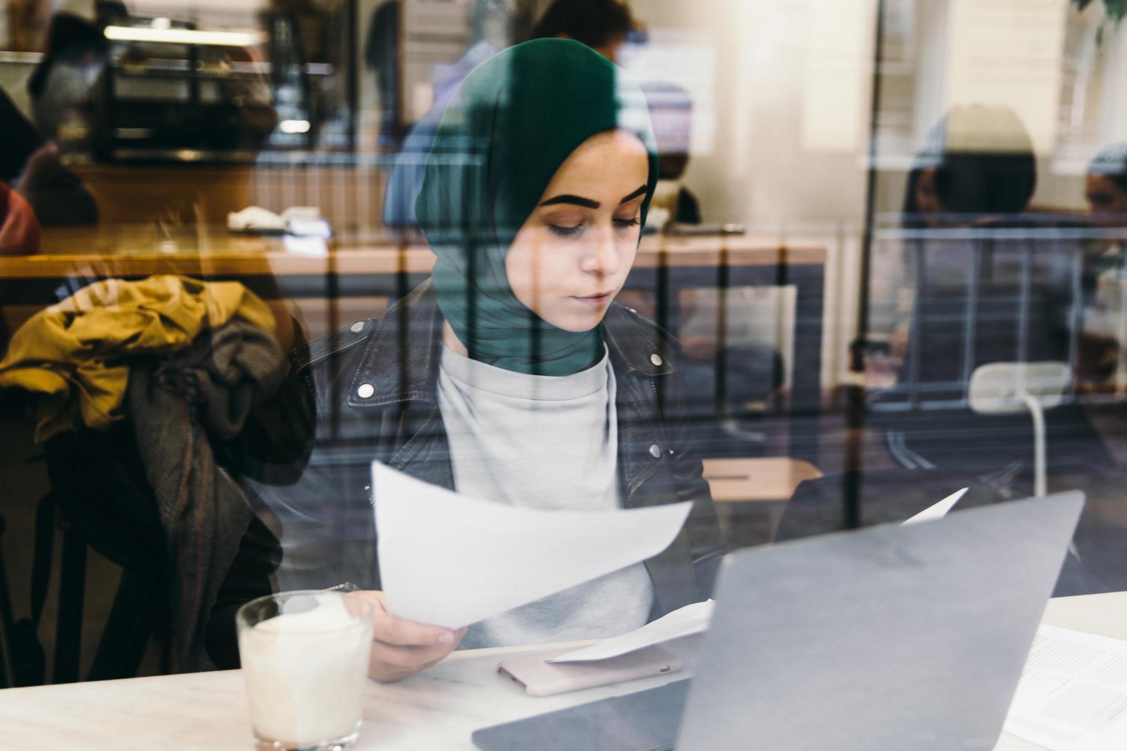 Des entreprises qui recrutent des femmes voilées sans discrimination Des entreprises qui recrutent des femmes voilées sans discrimination