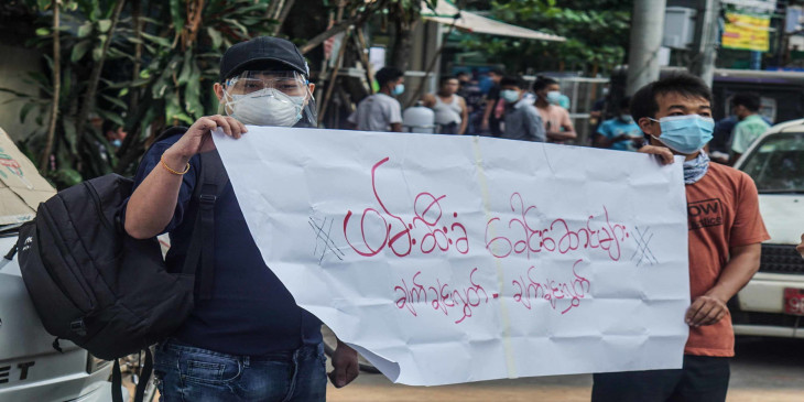   ရန္ကုန္ၿမိဳ႕တြင္ စစ္ အာဏာရွင္ စနစ္ အလိုမ ရွိေၾကာင္း လူငယ္ အခ်ိဳ႕ ဆႏၵျပ (ဓာတ္ပုံ)