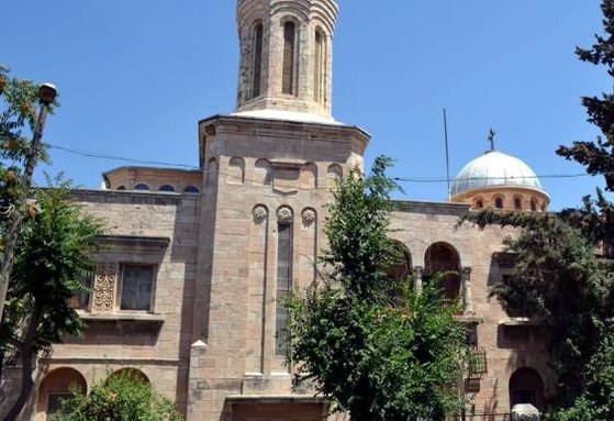 مستوطنون يعتدون على الكنيسة الرومانية غرب القدس المحتلة