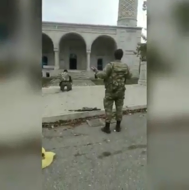 Шушаја дахил олан һәрбичимиз Јухары Ҝөвһәр Аға Мәсҹидинин гаршысында шәһидләримизин руһуна фатиһә верди- Видео
