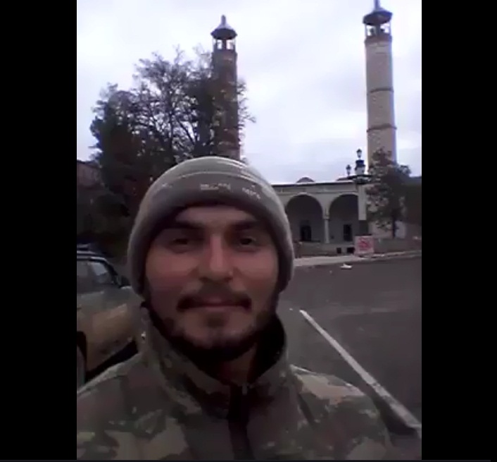 Шуша Мәсҹидиндән Азан сәсинин верилмәсилә фәхр едән әсҝәримиз: Ҝөјдә Аллаһ јердә сизләрин дуаларыјла галиб олдуг- Видео