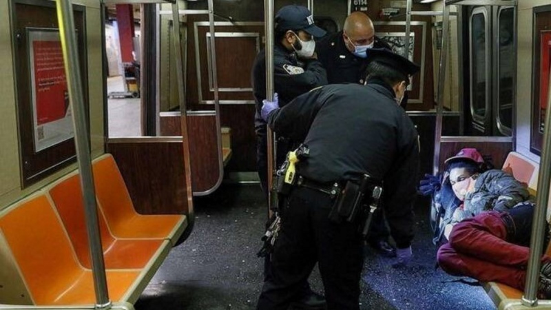 米ＮＹの地下鉄が、ホームレスにすげない扱い