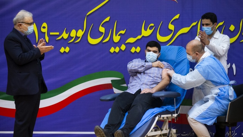 ایران کے وزیر صحت نے سب سے پہلی کورونا ویکیسن اپنے بیٹے کو لگائی