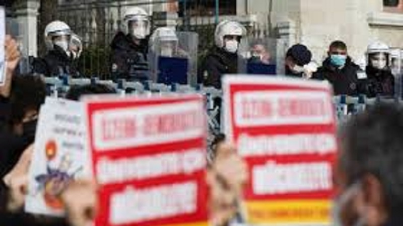 Turchia: vietati cortei per studenti arrestati a Istanbul