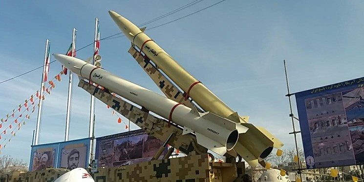 الحرس الثوري يعرض ثلاثة صواريخ باليستية بالعاصمة طهران