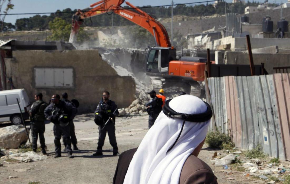 الاحتلال الاسرائيلي يهدم 5 خيم ووحدتين صحيتين شرق يطا جنوب الخليل