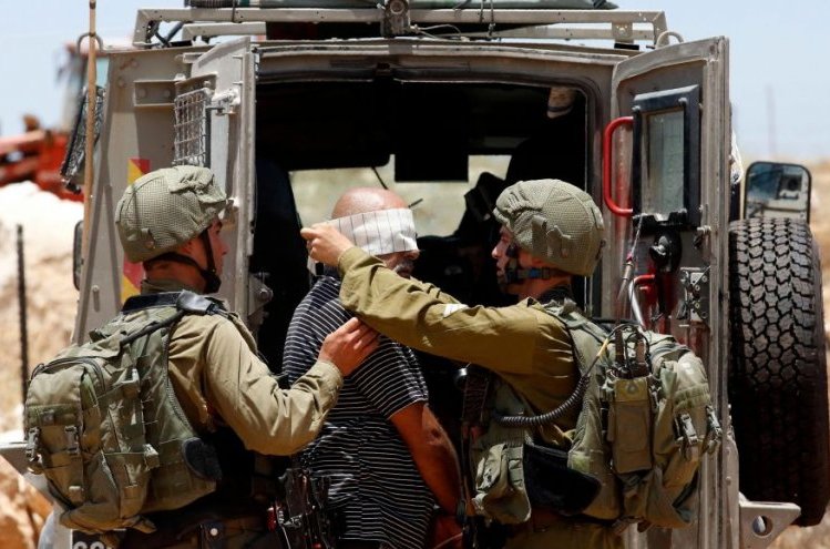 قوات العدو الصهيوني تعتقل 28 فلسطينيا من الضفة الغربية 