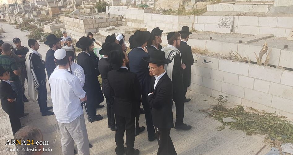 Fanatic Jewish settlers defile Bab al-Rahma cemetery near Aqsa