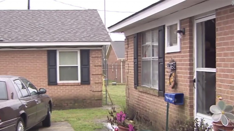 米で１２歳少年が強盗２人組を銃撃　容疑者１人死亡　