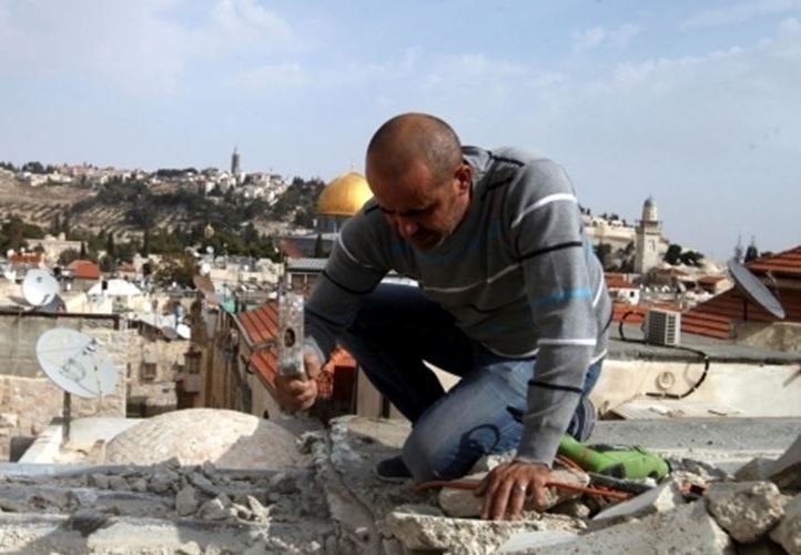 قوات العدو الصهيوني تجبر عائلتين فلسطينيتين على هدم منزليهما بالقدس المحتلة 