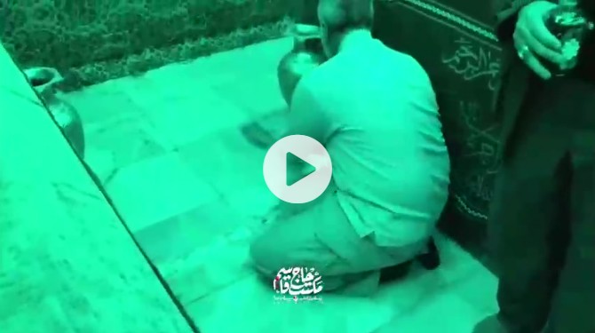 Şehit general Süleymani'nin İmam Hadi'nin -s- Mutahhar Türbesini tozdan arındırması