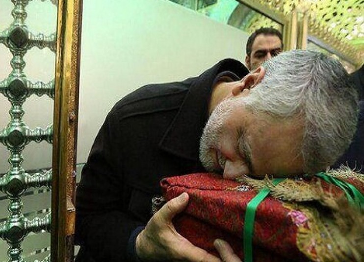 مشاهد مسح الغبار للشهيد " قاسم سليماني" عن ضريح الامام الهادي (ع)