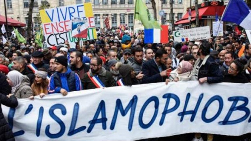仏パリで、イスラム排斥拡大に反対するデモが実施