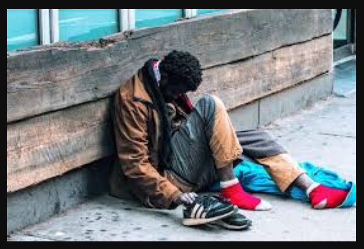 Junge Muslime verteilen warmes Essen an Obdachlose