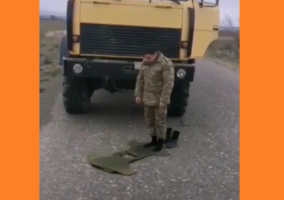 Онлар дөјүш бөлҝәсиндә белә намазларыны вахтында гылырдылар – Видео