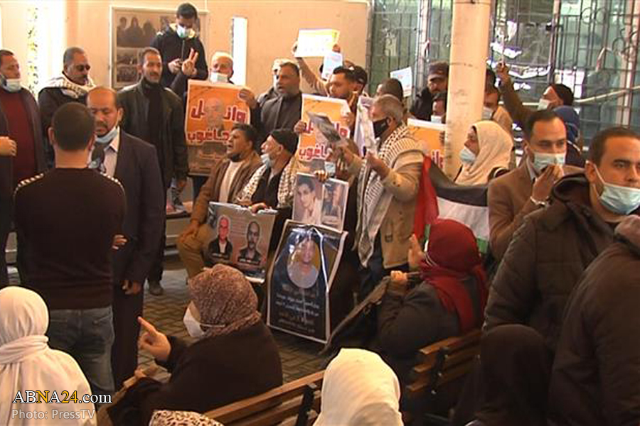 Gazans hold a sit-in to support Palestinian prisoners