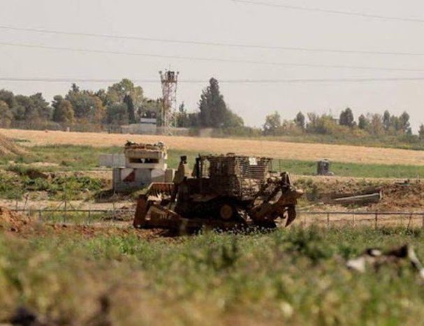 جرافات العدو الصهيوني تتوغل وتجرف أراضي الفلسطينيين في غزة