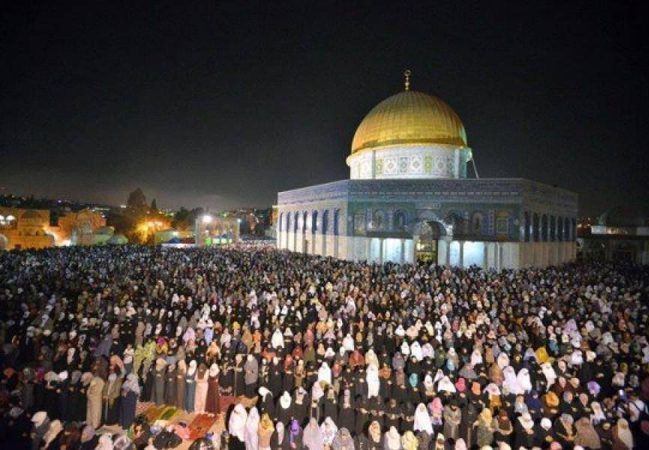 ألاف الفلسطينيين يلبون نداء الفجر للصلاة في "المسجد الأقصى"