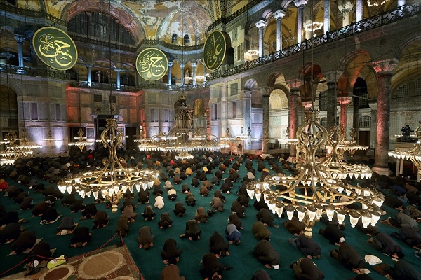 Taron Addu'oin Laylat Al-Raghaib A Masallacin Hagia Sophia A Istanbul Turkiya