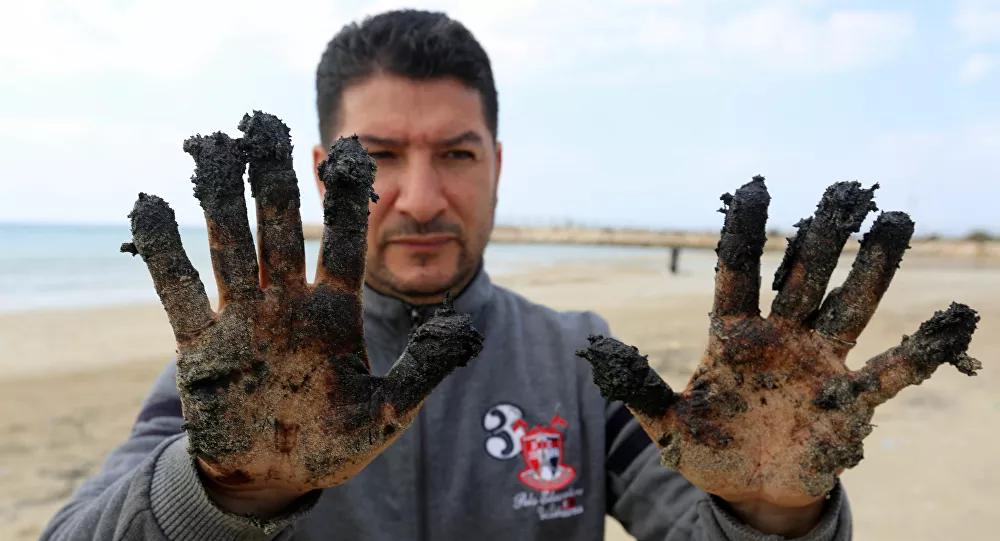 Um dos piores desastres ambientais de Israel: derramamento de alcatrão atinge praias do Líbano