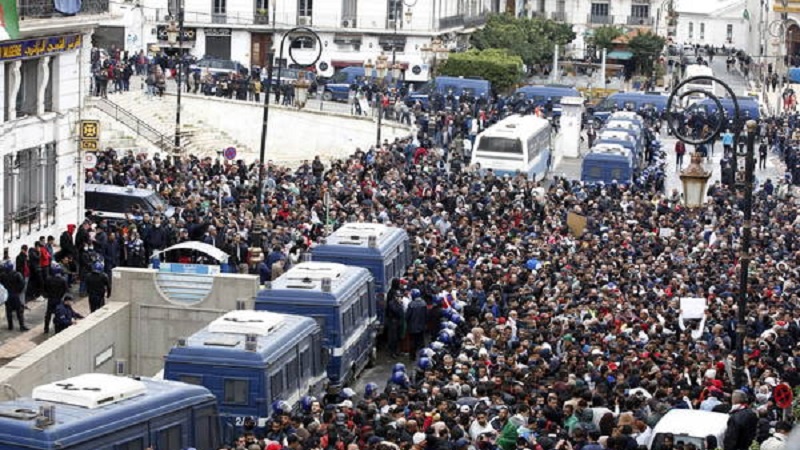 Algerini in piazza nei 2 anni dal via alle marce antigoverno