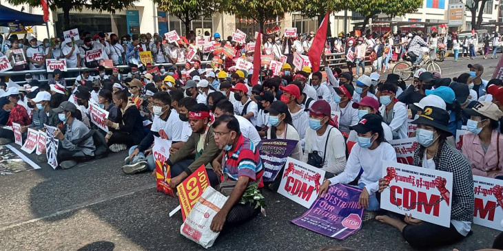  ၂ ငါးလုံး အေထြေထြ သပိတ္ ရန္ကုန္ ဆူးေလတြင္ ျပည္သူ သိန္းခ်ီ ခ်ီတက္ ဆႏၵျပ ။ ။ photos 