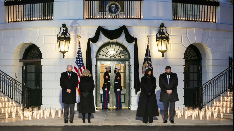 Amerika Kibarkan Bendera Setengah Tiang