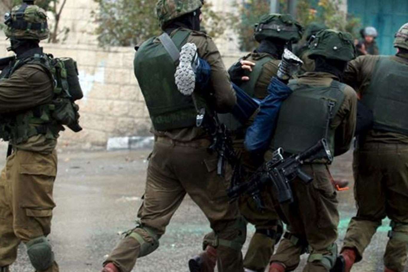 Israeli enemy forces arrest 11 Palestinians, 2 Hamas leaders in West Bank