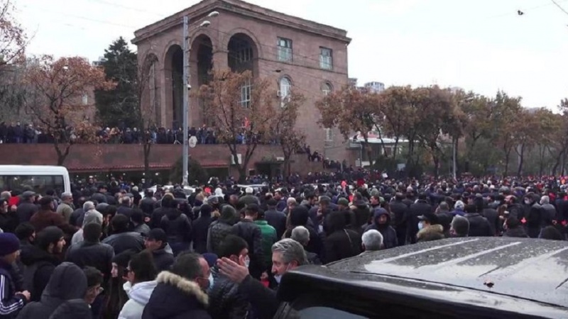 Ермәнистан мүхалифәти Ирәваны әлә кечирмәклә һәдәләјиб