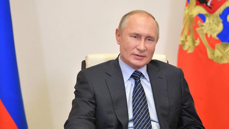 Путин поздравил россиян с Днем защитника Отечества