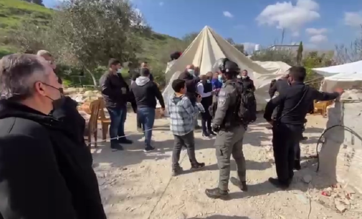 قوات الاحتلال الإسرائيلية تداهم خيمة أقامتها عائلة فلسطينية على أنقاض منزلها شرقي القدس