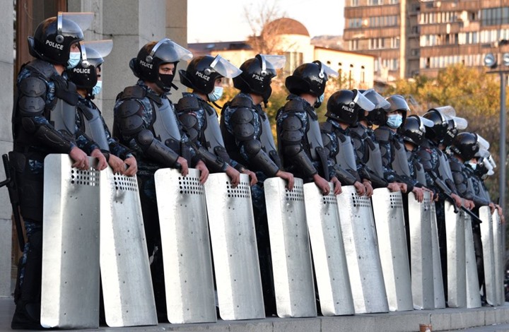 ضباط بارزون في شرطة أرمينيا ينضمون لطلب تنحي باشينيان والمعارضة تحاصر البرلمان