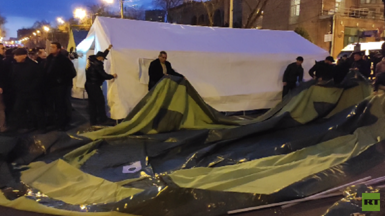 أنصار المعارضة الأرمنية ينصبون الخيام وسط يريفان 