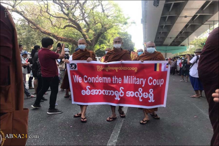  စစ္ အာဏာရွင္ ဆန႔္က်င္ေရး လူထု လႈပ္ရွားမႈ တြင္ ၿငိမ္းခ်မ္းေရး သံဃသမဂၢ ပါဝင္ ဆႏၵျပ ။ ။ photos