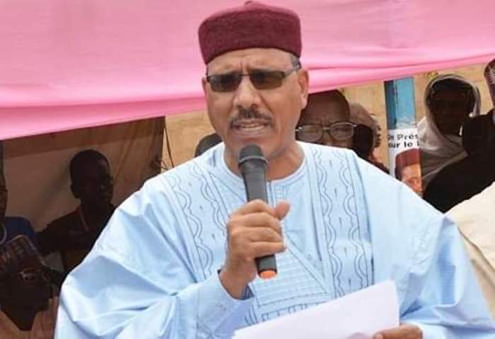 Zababben Shugaban Kasar Nijar, Muhammadu Bazoum Ya Daga Hannun Jinjina Ga Abokin Karawarsa Muhammadu Usmana