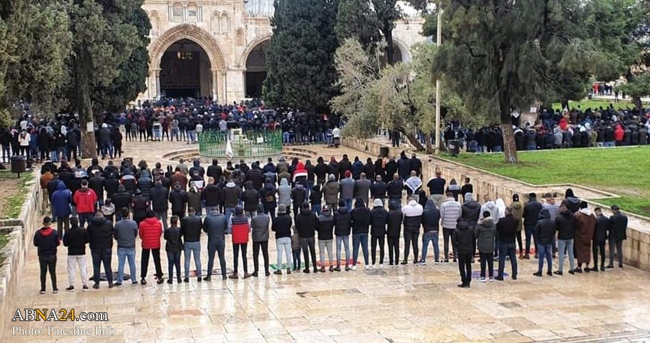 20 thousand of Palestinians perform Friday prayer at Al-Aqsa Mosque