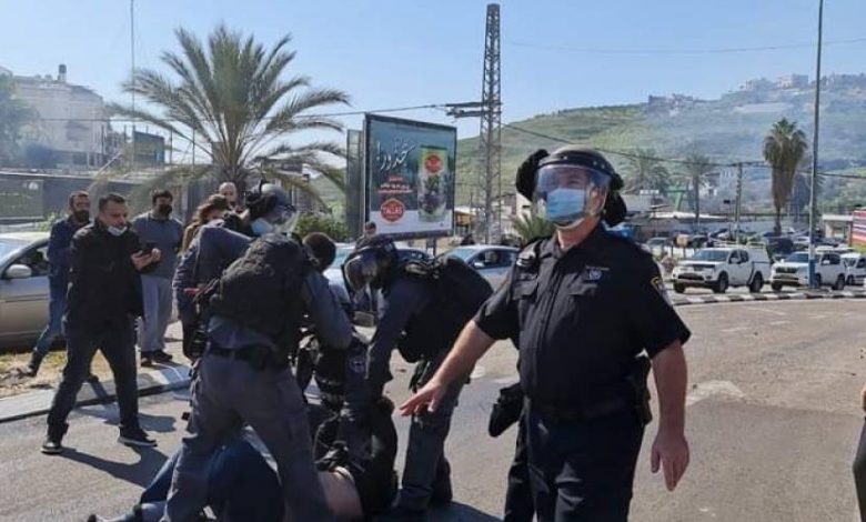 الاحتلال الاسرائيلي يعتدي على فلسطينيين خلال تظاهرة في أم الفحم