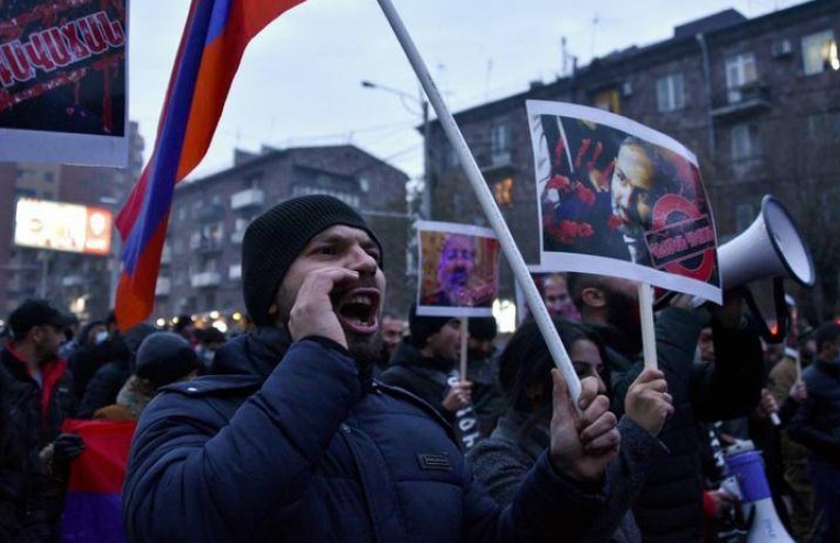 معارضو رئيس الوزراء الأرميني يقتحمون المبنى الحكومي