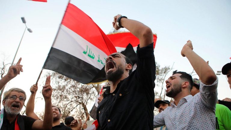 انطلاق تظاهرة قرب جسر الطابقين وسط بغداد 