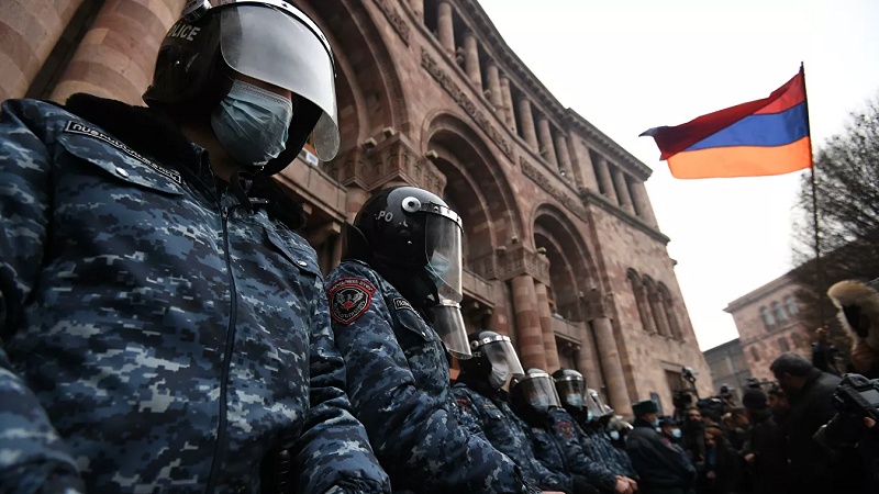 Противники премьер-министра Армении атакуют здание правительства в Ереване