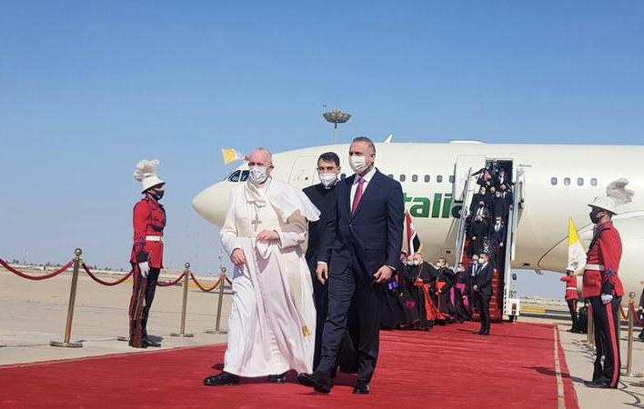 البابا فرنسيس يصل بغداد في أول زيارة باباوية للعراق